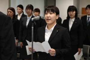新採用職員代表で相田さんがあいさつ