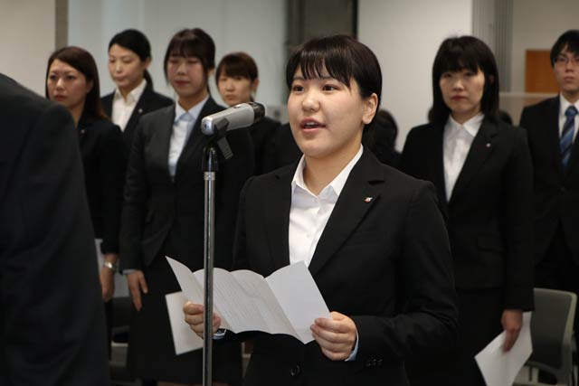 新採用職員代表で相田さんがあいさつ