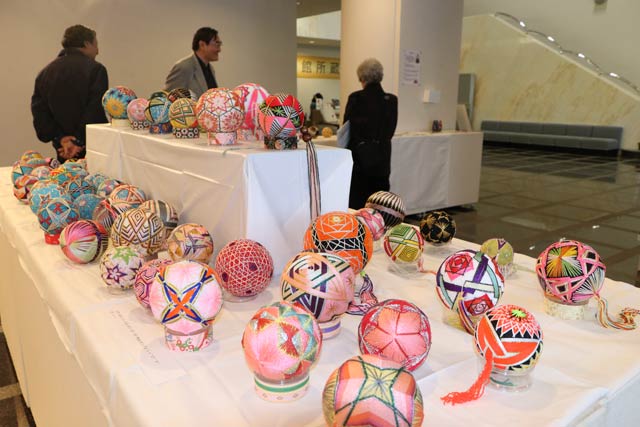 長岡市栃尾美術館で開かれている今井ヨキさんの手まり展