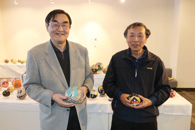 三男の康之さん(左)と次男の清さん