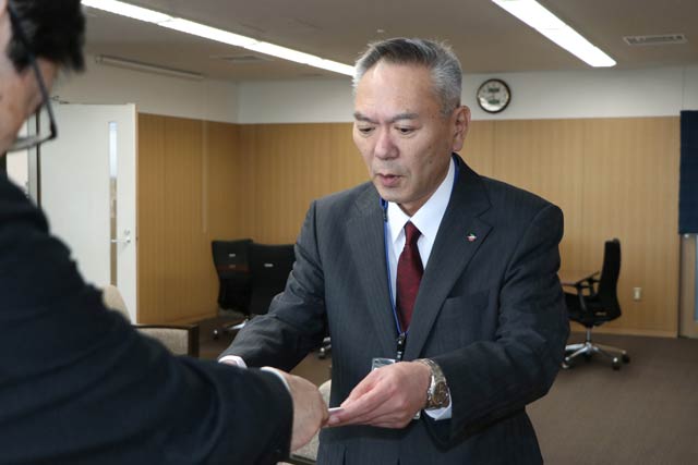 課長級以上に鈴木市長から辞令書を手渡す