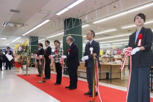 「ネーブルみつけ」内の「みらい市場」リニューアルオープンのテープカット