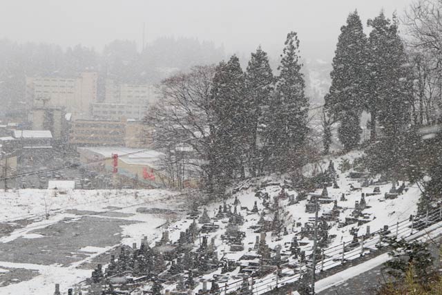 長岡市栃尾美術館に吹き上げる雪