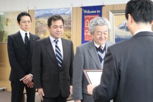 左から日本金属ハウスウェア工業組合の本間副理事長、峰島副理事長、池田理事長、そして鈴木市長