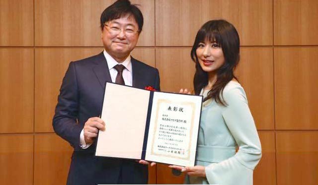 「働き方改革人生100年時代の企業経営」の表彰式で主催の株式会社ワークライフバランス・小室淑恵代表取締役社長と並ぶ坂田社長