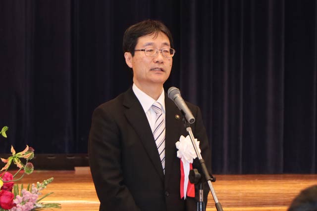 歓迎のことばを述べる鈴木市長