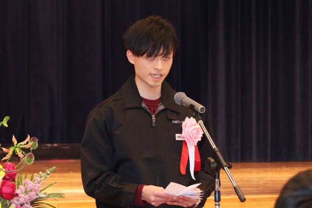 新越ワークスに就職した加賀田優織さんが新入社員を代表して謝辞