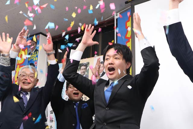 万歳三唱する河原井氏