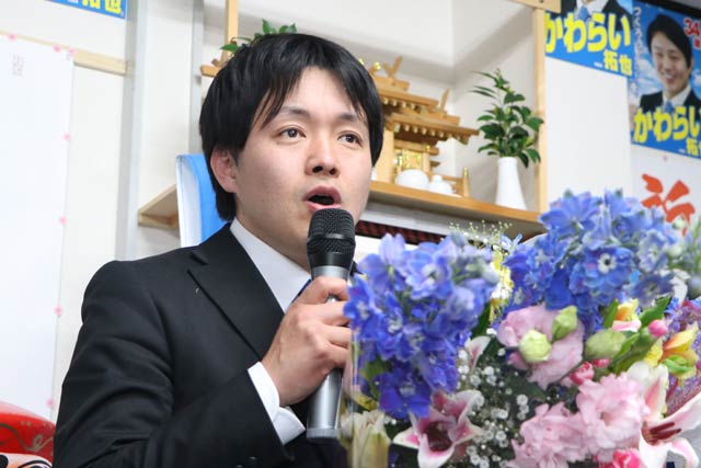 支持者らに感謝する河原井氏
