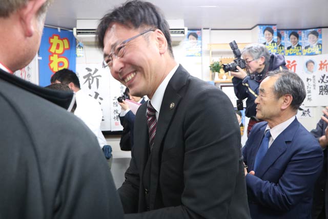当選を喜ぶ国定市長