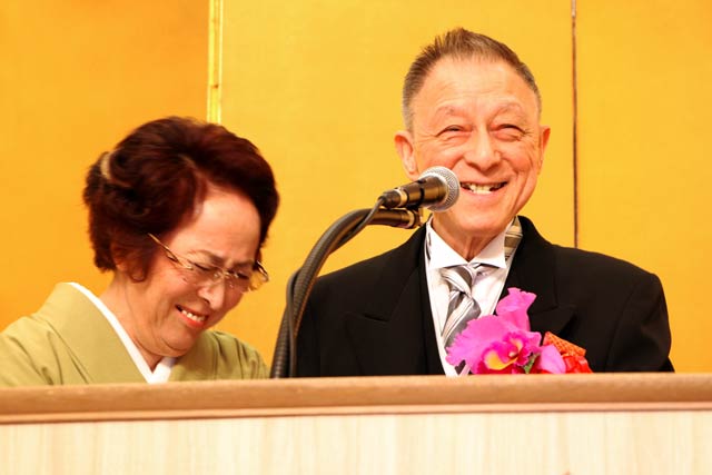 謝辞を述べる徐勝二さんと妻富子さん