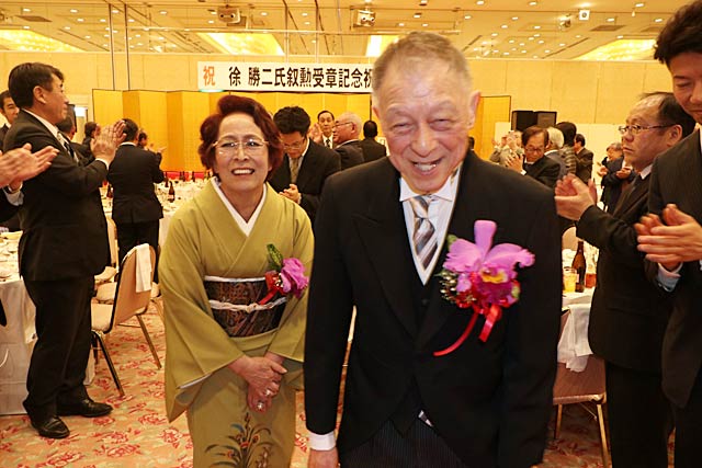 大きな拍手に送られる徐さん夫婦