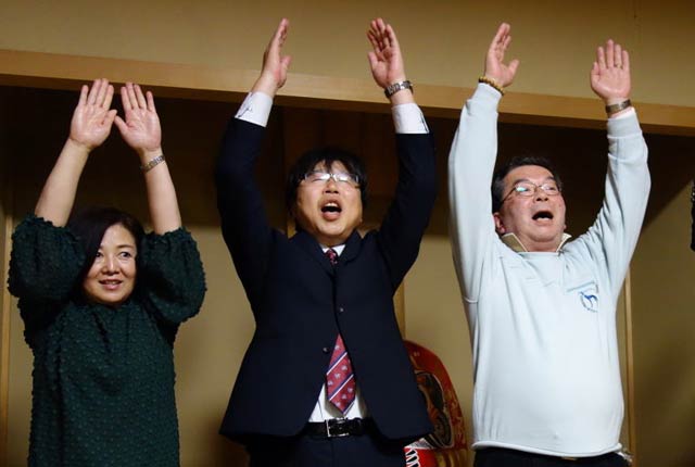 万歳する杉井氏