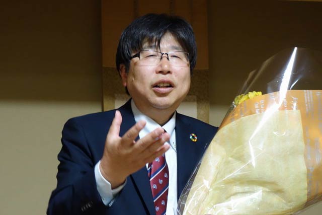 あいさつする杉井氏