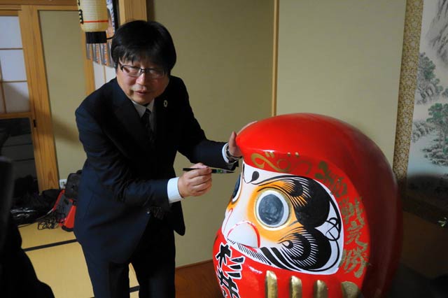だるまに目入れ