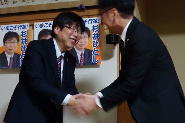 国定市長と握手
