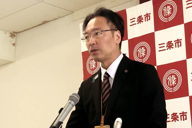 記者会見する国定市長