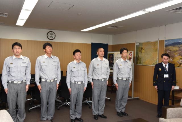 鈴木市長を訪問したメディカルランナーを務める5人の救急救命士