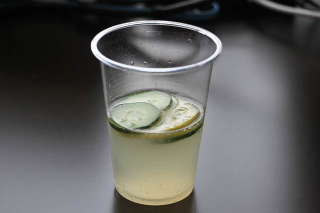 ゴールしたランナーにふるまう「もとまりきゅうりレモネード」