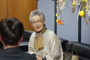 まゆ玉の善意10万5,705円を中心市街地の活性化に役立ててほしいと三条市に寄付したスナックマンマの五十嵐さん