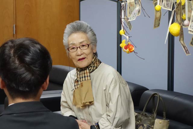 まゆ玉の善意10万5,705円を中心市街地の活性化に役立ててほしいと三条市に寄付したスナックマンマの五十嵐さん