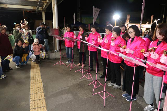 分水商工会婦人部の「チェリーベル」のハンドベル演奏