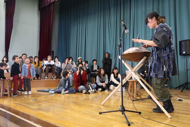ハンドパン奏者の久保田リョウヘイさんのライブとハンドパンを製作する時田清正さんとのトーク