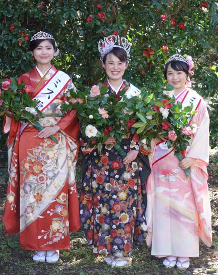 鴨山公園に咲くユキツバキの花の前でポーズ