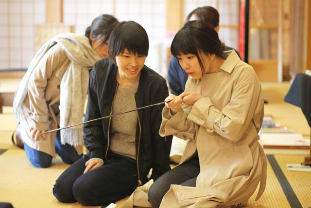栗原信秀ゆかりの三条・八幡宮の拝殿で刀剣女子鑑刀会