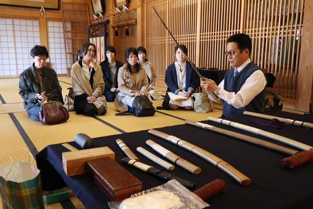 栗原信秀ゆかりの三条・八幡宮の拝殿で刀剣女子鑑刀会