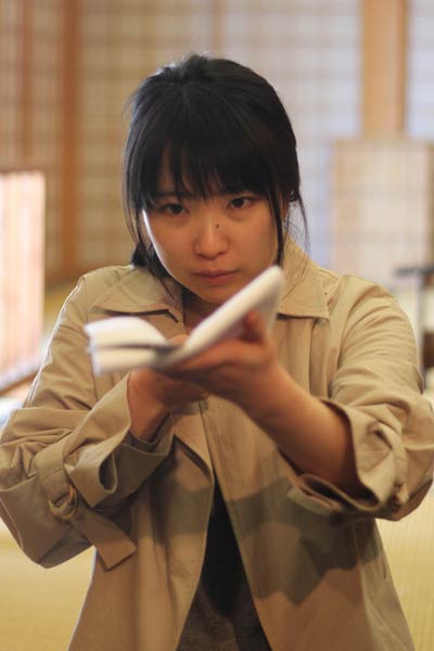 ライトにかざして刀を鑑賞