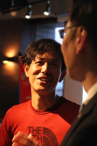 国定市長と話す世界大会実現に貢献した松永さん
