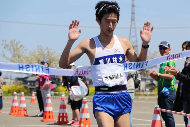 ハーフマラソンでトップでテープを切る招待選手の木部さん