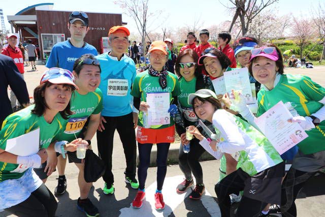 ハーフマラソンW80で世界記録を出した中野さんを囲んで宇佐美ランニングクラブ