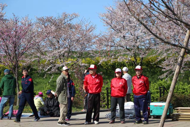 「下町ロケット」の燕ロケのウインドブレーカーを着たスタッフ