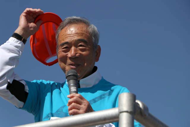 帽子を取ってランナーにあいさつする宇佐美さん