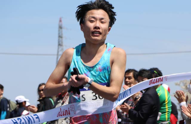 ハーフマラソンで一般のトップでゴールした本間峻太さん