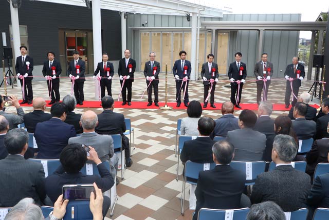 燕市産業史料館リニューアルオープンのテープカット