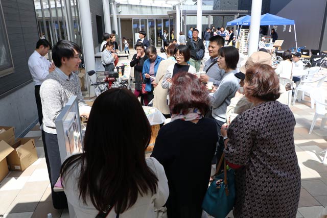 屋外交流広場のにぎわい