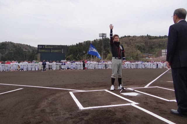 三条野球連盟の開幕式で「BLACK PEARL」の上村主将が選手宣誓