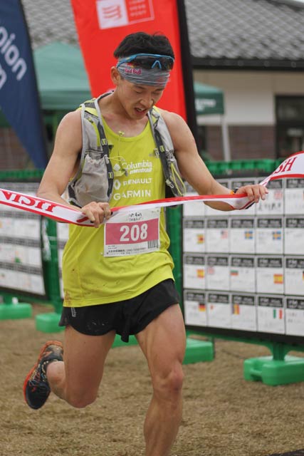ゴールするスカイレース優勝の上田選手