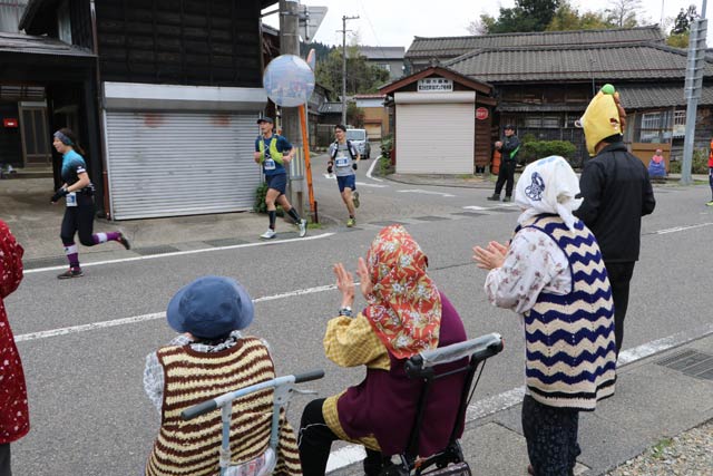 レースを応援する地域の人たち