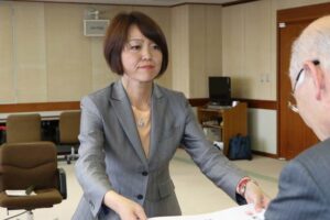 江部選管委員長から当選証書を受ける藤田氏