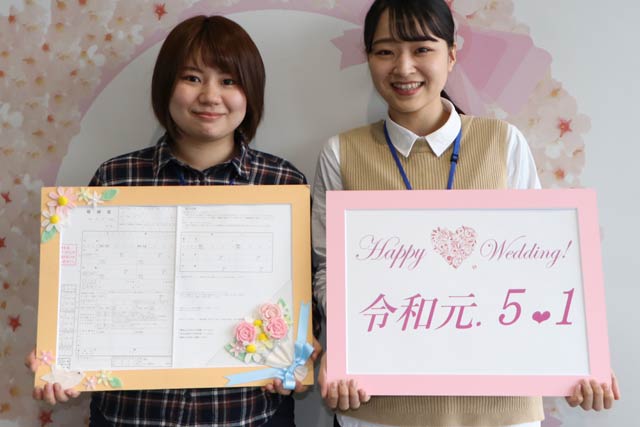 右のパネルが燕市が5月1日だけ用意する元号「令和」を印刷もの