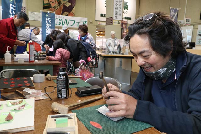 27日始まった「燕三条じばさんGWフェア2019」の日替わりものづくり体験