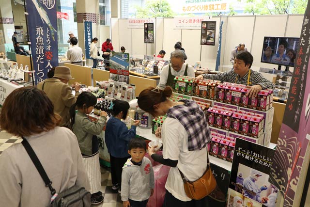 会場のにぎわい
