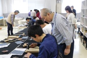 にぎわう燕市産業史料館の体験工房館