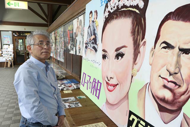 道の駅「良寛の里わしま」の和らぎ家で開かれている第3回なつかしの映画ポスター展「銀幕の女優と少年冒険映画」で映画ポスターをを提供している収集家の坂本さん