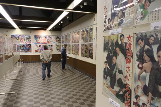 会場には120点のポスターが並ぶ