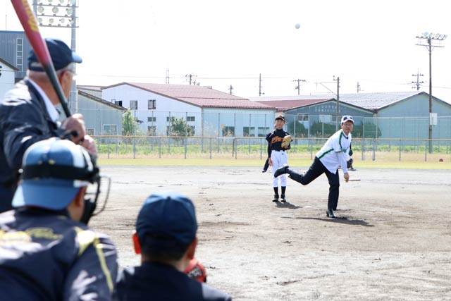 鈴木市長が始球式